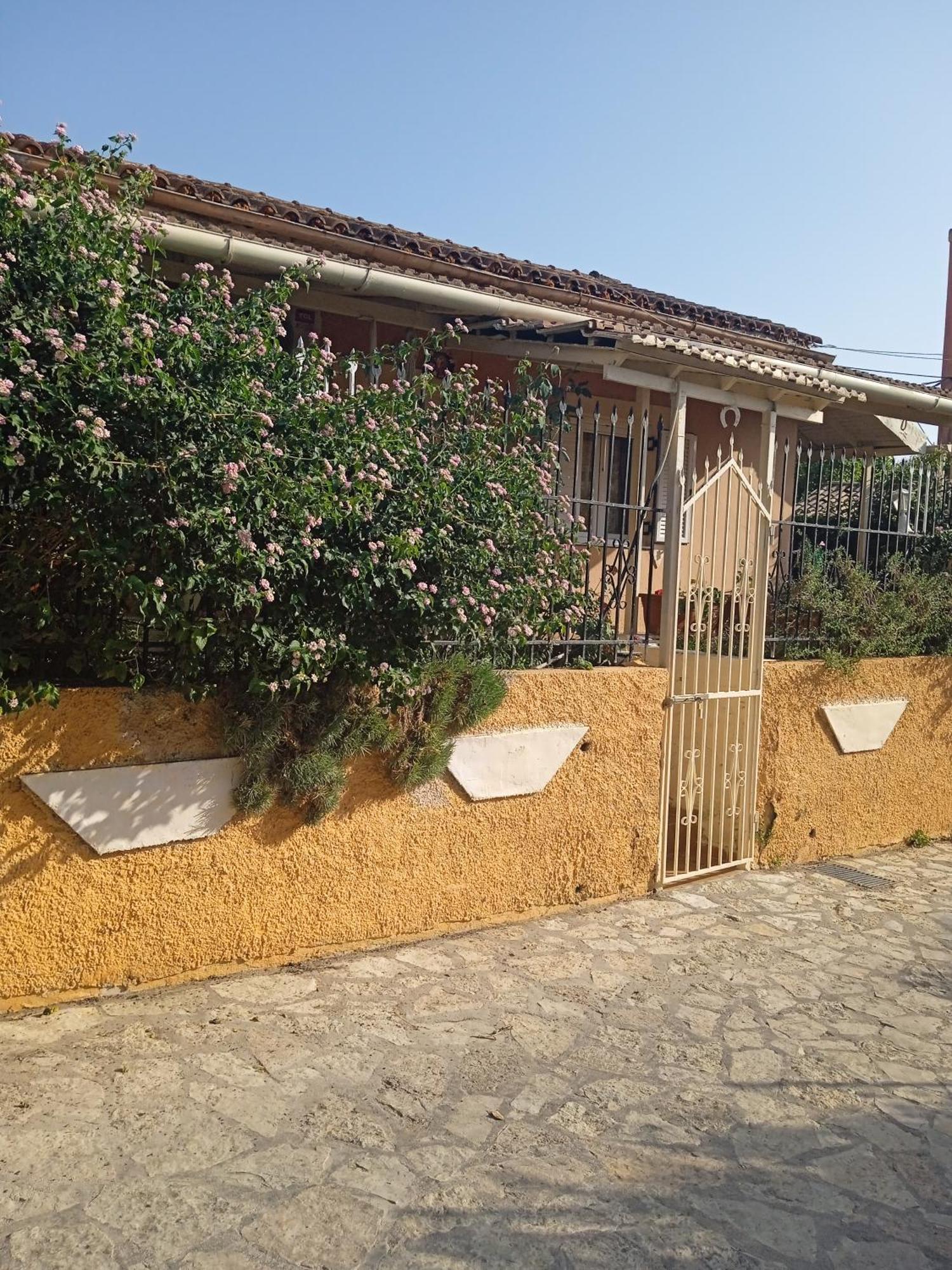 Angela, Traditional In The Village בית נופש *